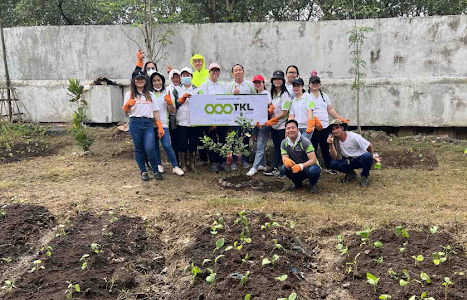 Members of TKL Participating in Planting Cause